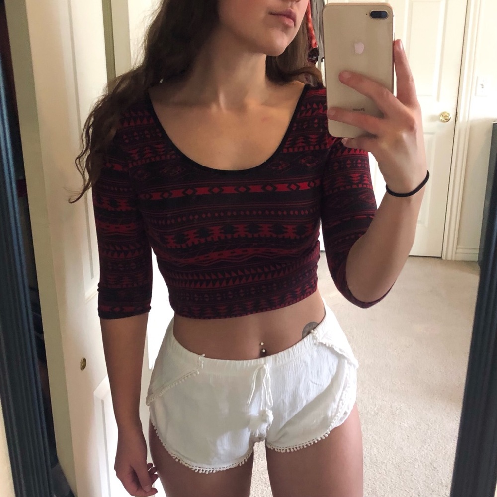 TILLYS RED AND BLACK PATTERNED 3/4 SLEEVE CROP